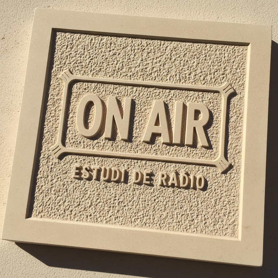 Exemple: rètol ON AIR esculpit en pedra per a estudi de streaming
