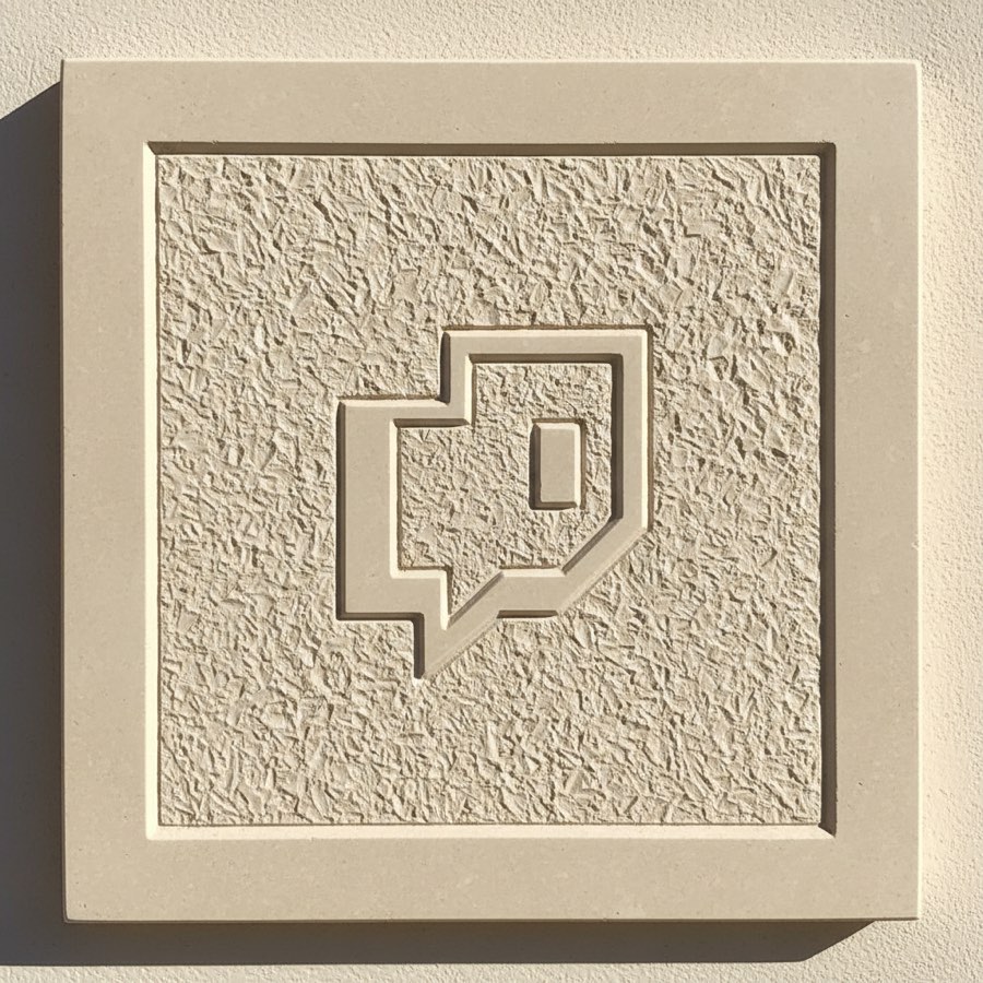Exemple: logo de Twitch en relleu sobre pedra